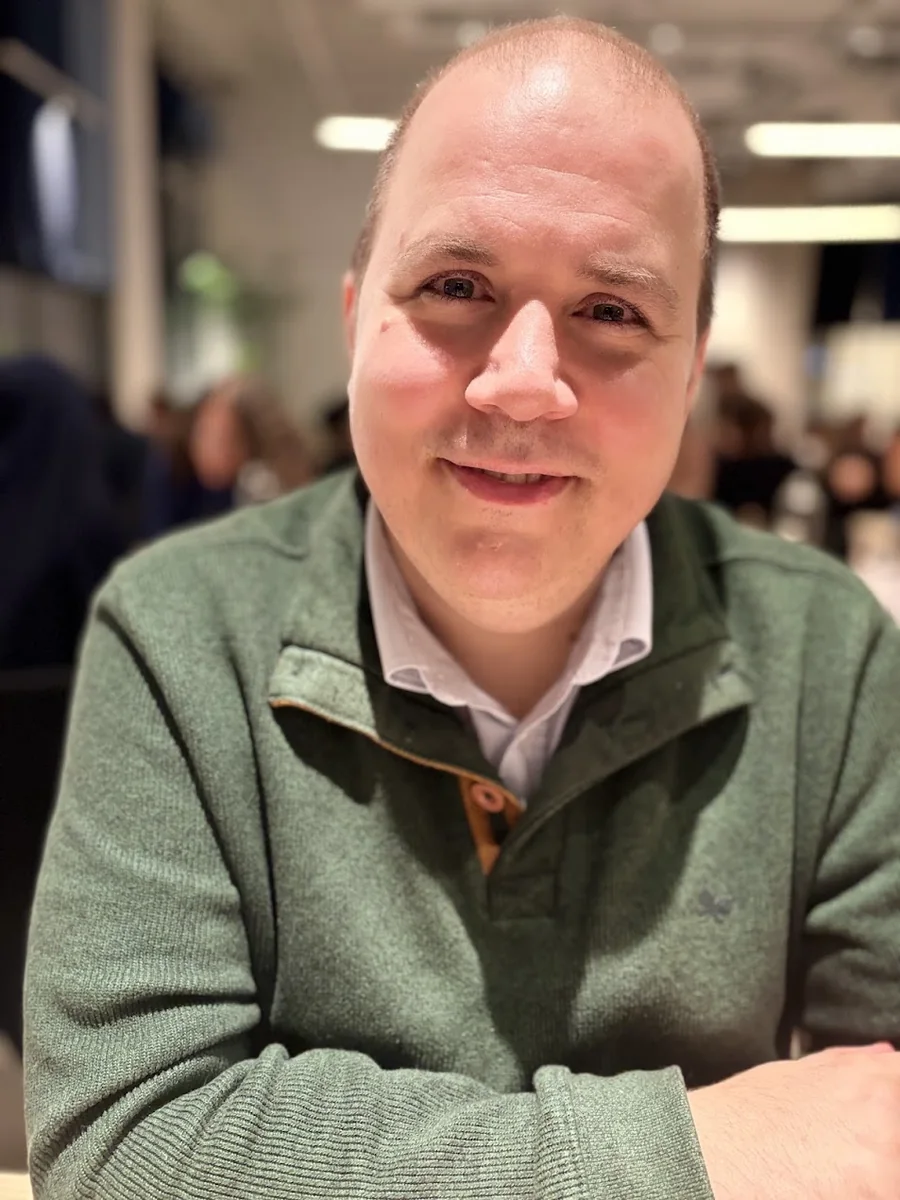 Frédéric Hourdeau, informaticien indépendant chez AIService, en pull vert